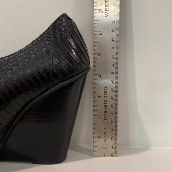 Kenneth Cole Black Snakeskin Pointy Ankle Bootie Size 9 - Picture 12 of 14